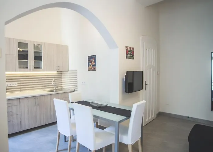 Sunny&modern Flat In Historic Building 公寓