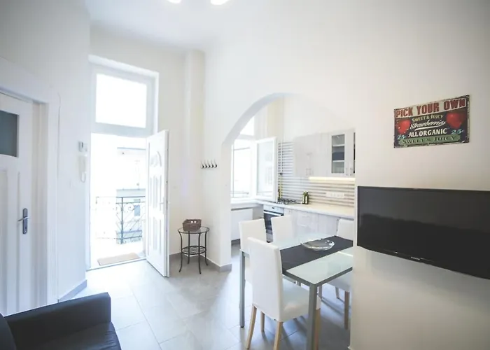 Sunny&modern Flat In Historic Building 公寓 *