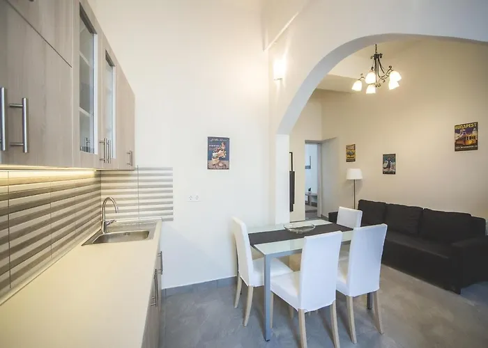 Sunny&modern Flat In Historic Building 公寓 *