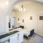 Sunny&modern Flat In Historic Building