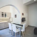 Sunny&modern Flat In Historic Building Lägenhet