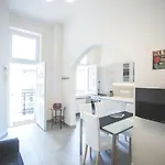 Sunny&modern Flat In Historic Building Lägenhet *