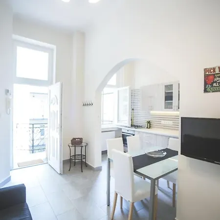 Sunny&modern Flat In Historic Building 아파트 *