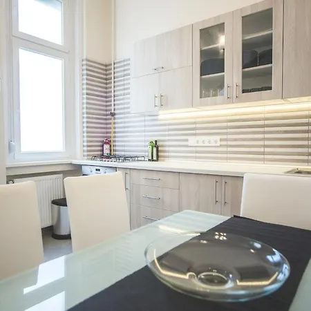 Sunny&modern Flat In Historic Building Lägenhet